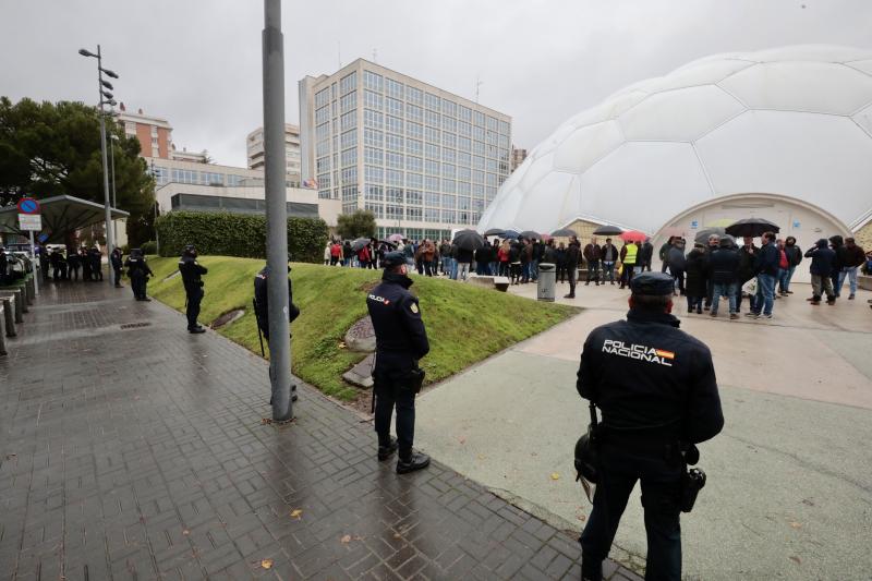 Un cordón policial protege el edificio de la Delegación durante la protesta.