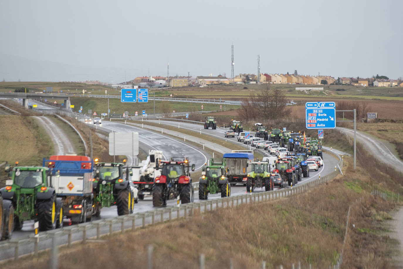 La tractorada del viernes por Segovia, en imágenes