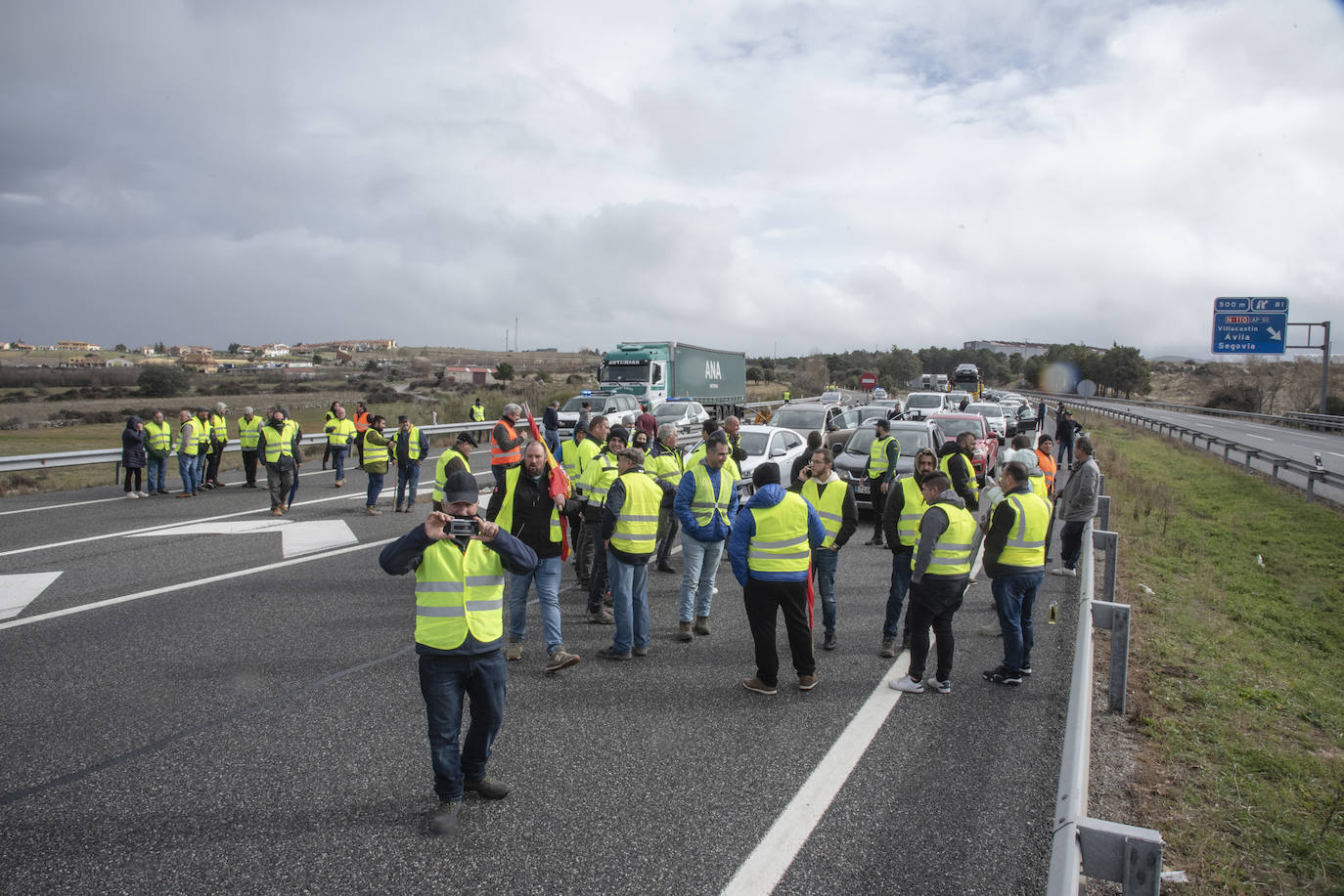 El corte de la AP-6 en Villacastín, en imágenes