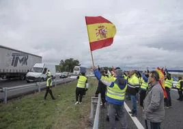 Manifestantes saludan a los conductores de la AP-6 instantes después de la reapertura de la autopista a la altura de Villacastín.