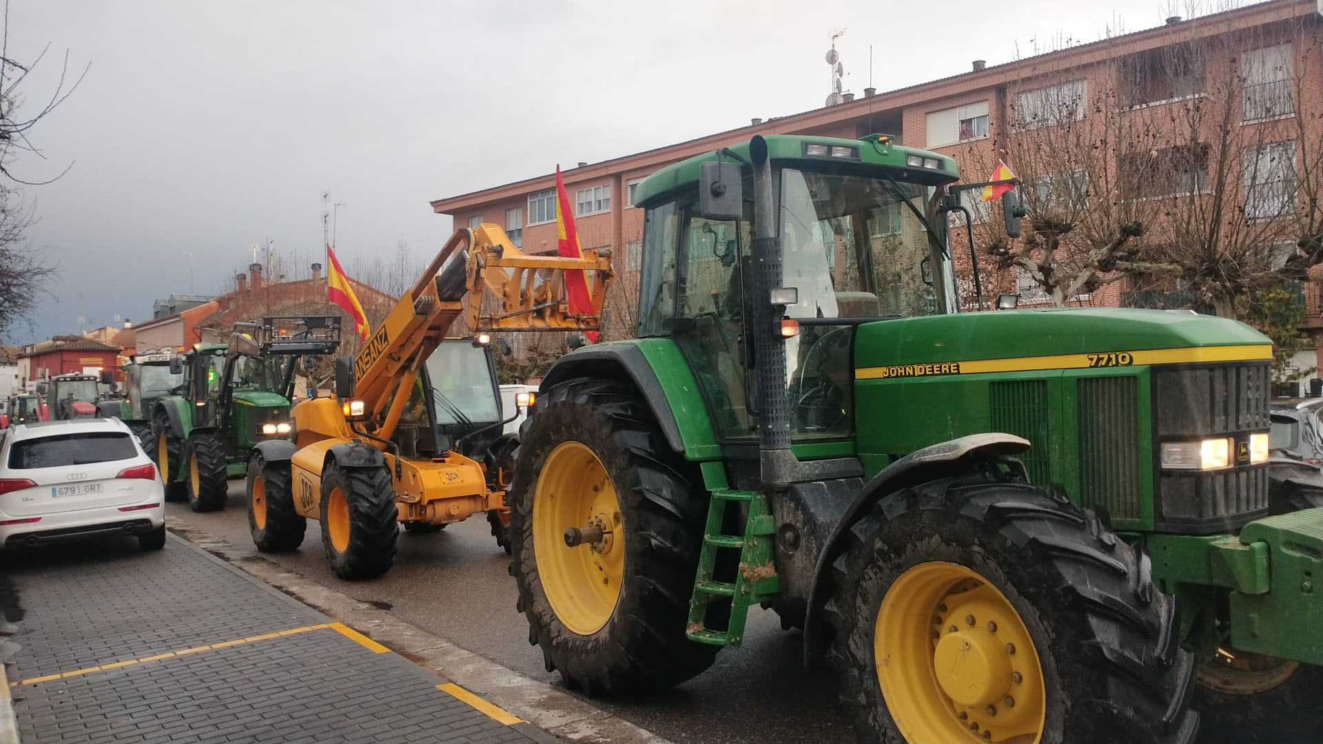 Improvisada tractorada por las calles de Tudela este viernes por la tarde.