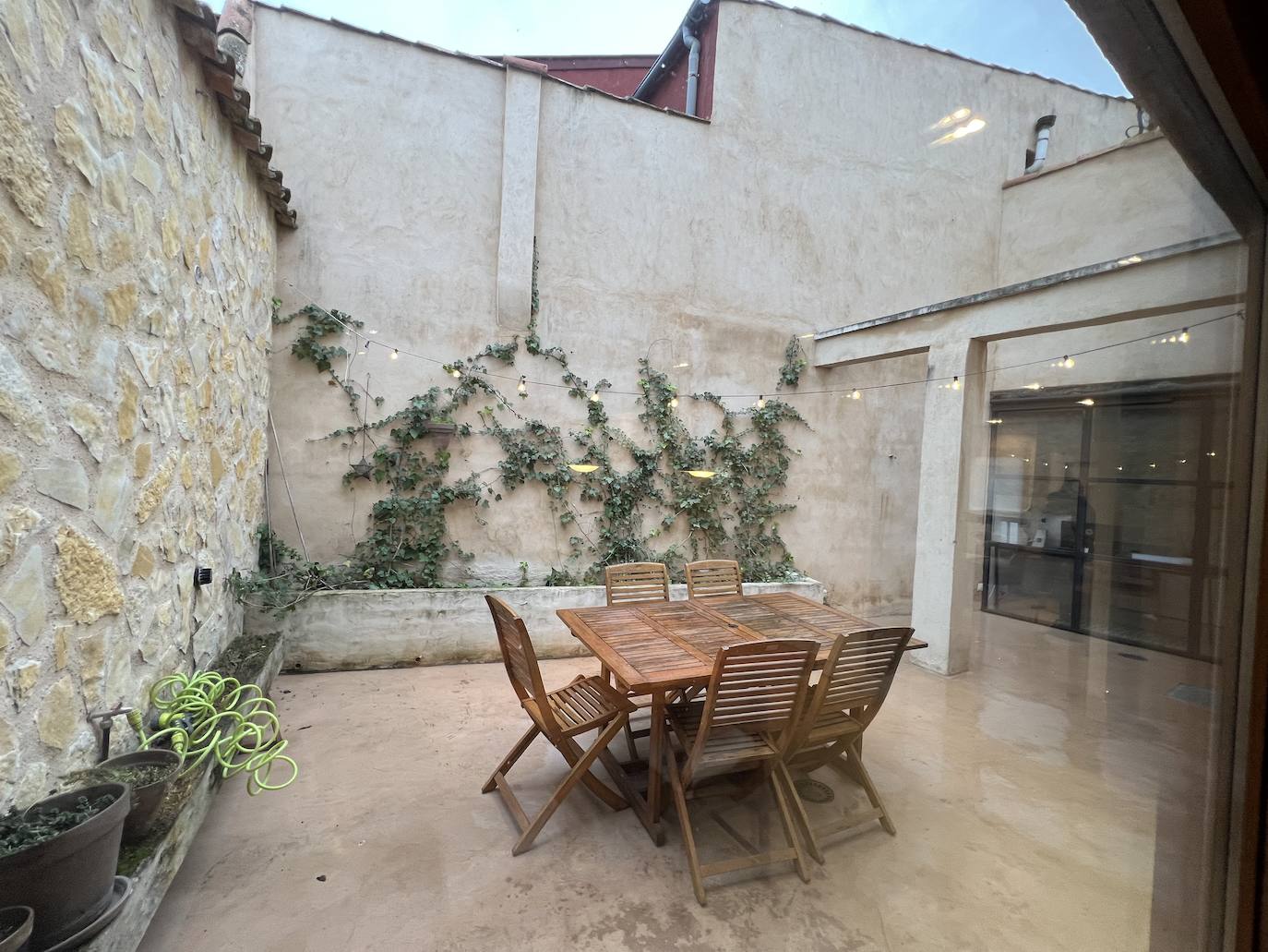 Las imágenes de una casa de pueblo rehabilitada con criterios sostenibles