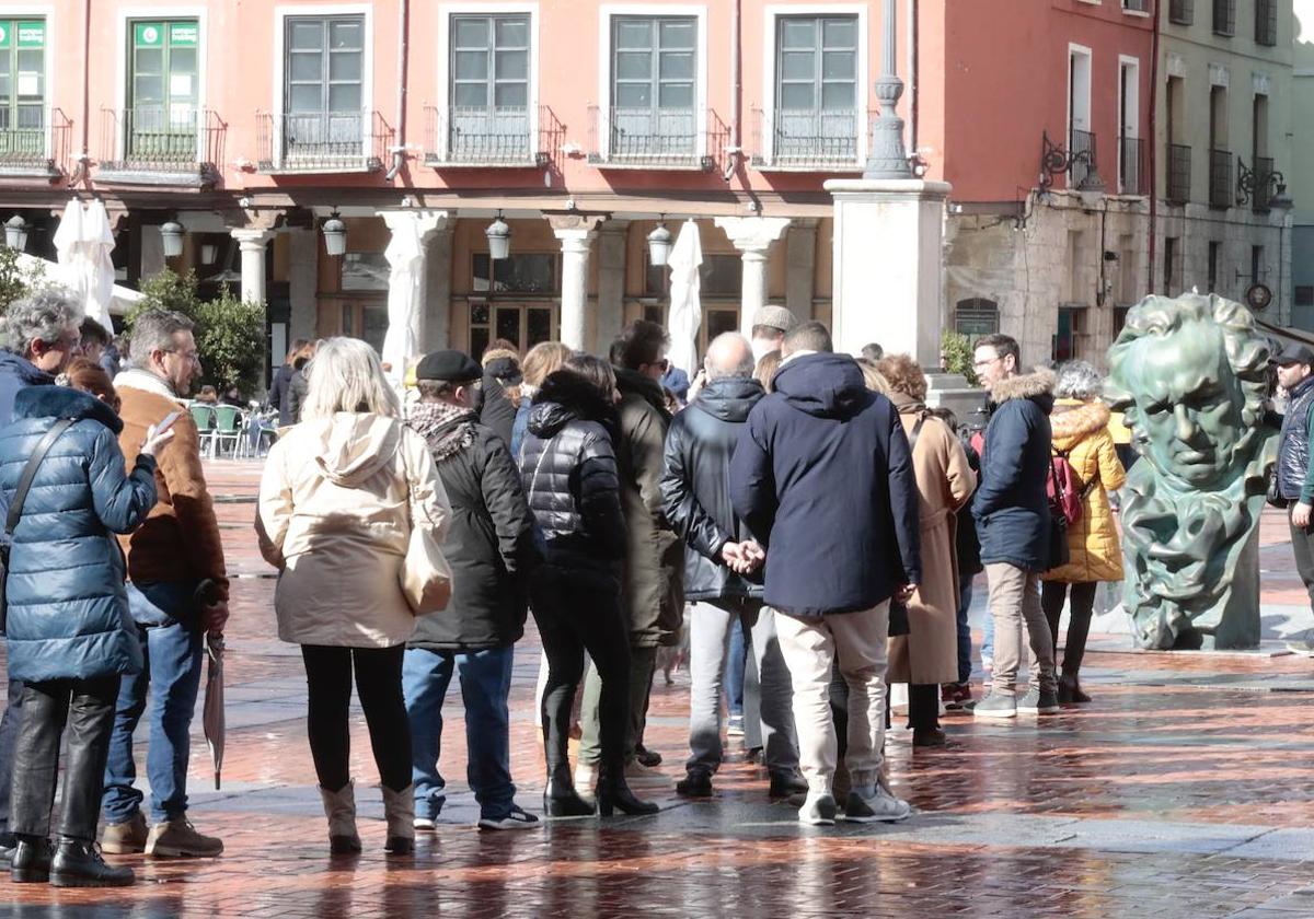 Cola para hacerse una foto con la estatua de Goya en la Plaza Mayor.