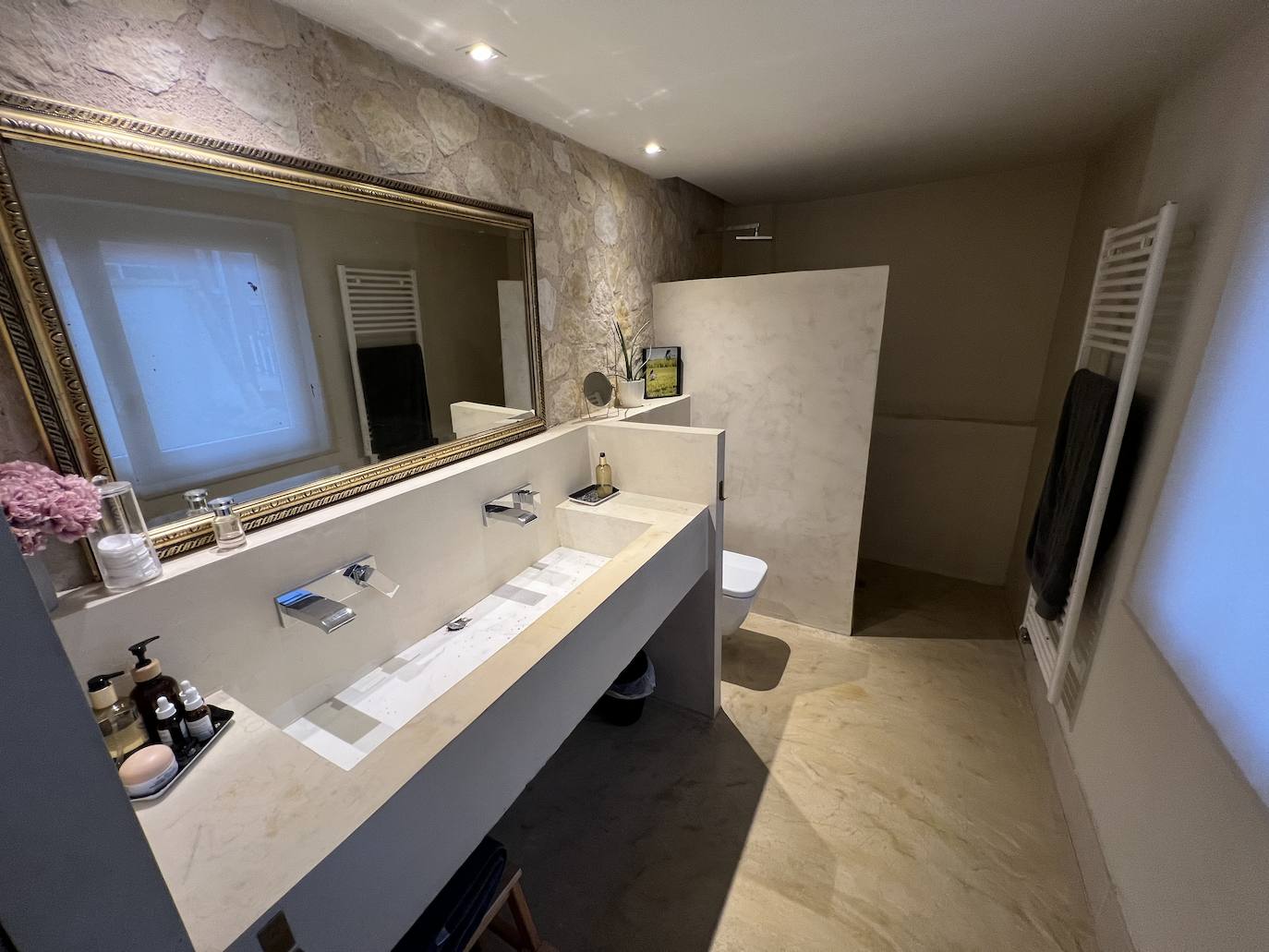 Las imágenes de una casa de pueblo rehabilitada con criterios sostenibles