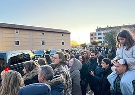 Un centenar de personas aguarda a la entrada del Hotel AC Santa Ana la salida de los invitados a los Goya 2024.