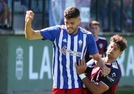 Astray intenta recuperar un balón durante el partido de la primera vuelta.