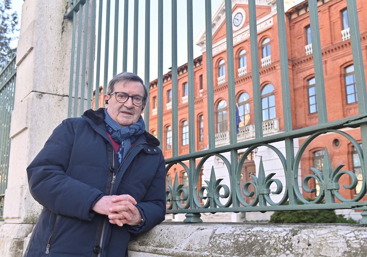 Santi Llorente, frente al Instituto Zorrilla donde empezó su relación con el fútbol.