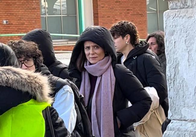 Aitana Sanchez Gijón abandona la estación de trenes.