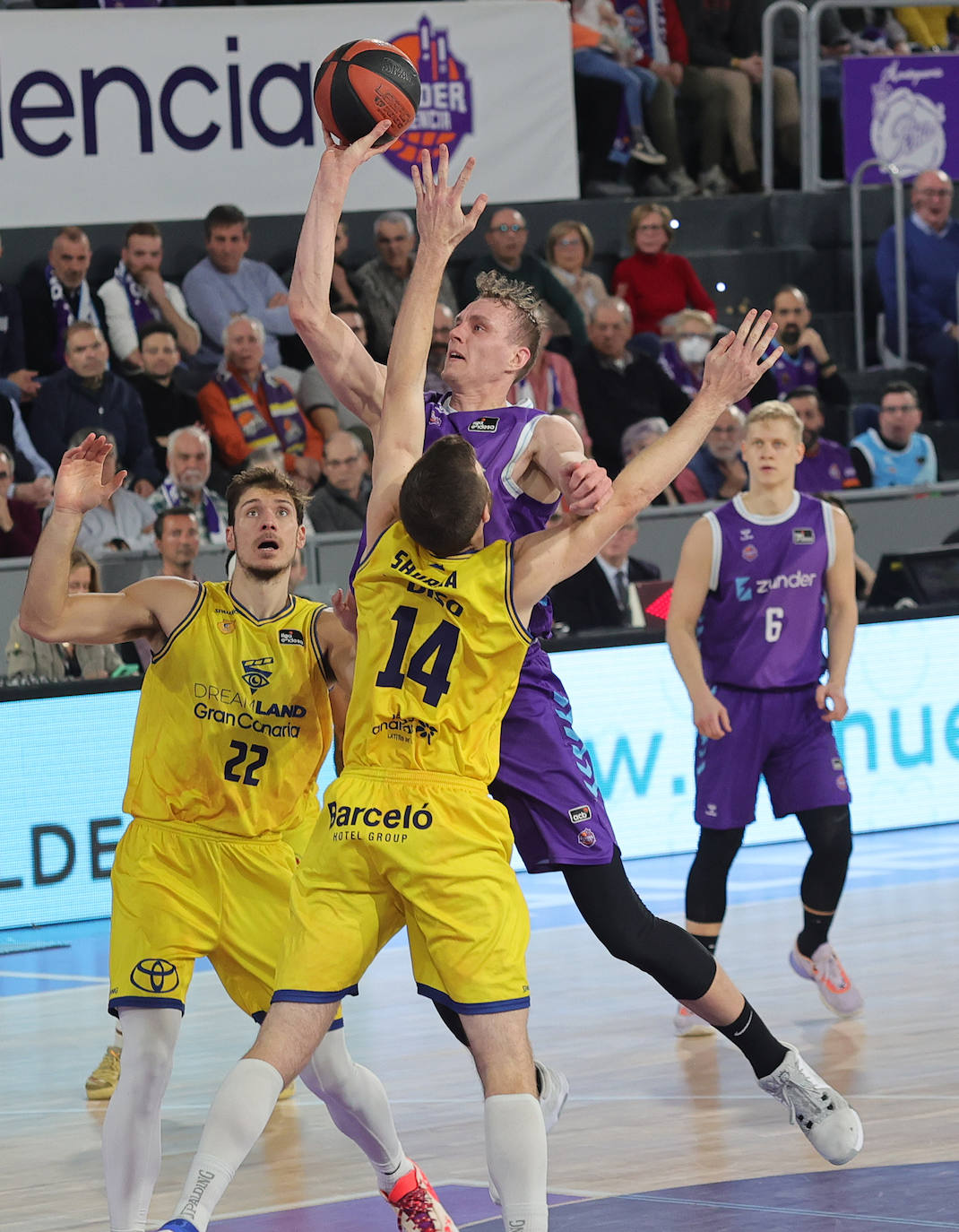 Palencia festeja el cuarto triunfo del Zunder