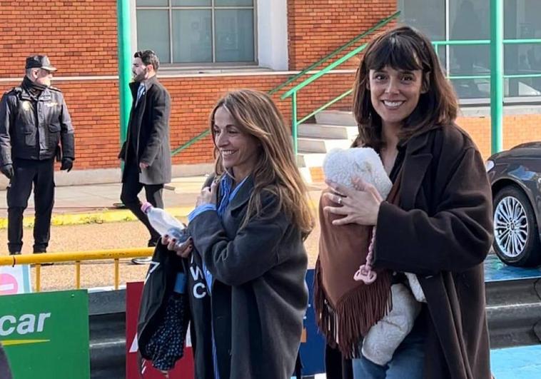 La actriz Belén Cuesta, que recientemente ha sido madres, con su pequeña, en la estación de tren de Valladolid.