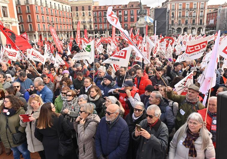 Asistentes a la manifestación en la Plaza Mayor.