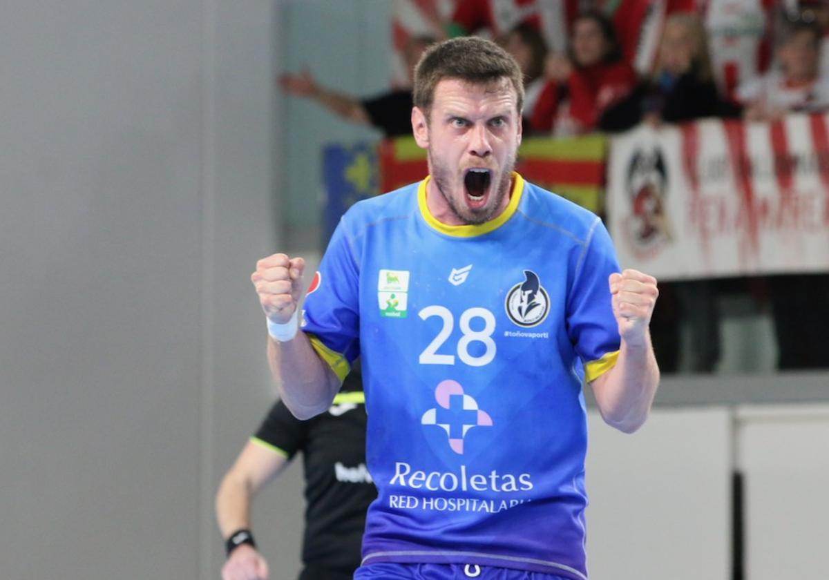 Miguel Camino celebra uno de sus goles en la pista valenciana.