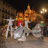 El primer desfile de Carnaval ilumina la noche invernal de Segovia