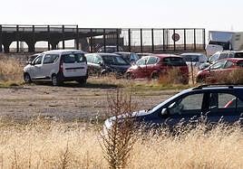 Terrenos próximos a la estación del AVE en los que se prevé construir el aparcamiento provisional.