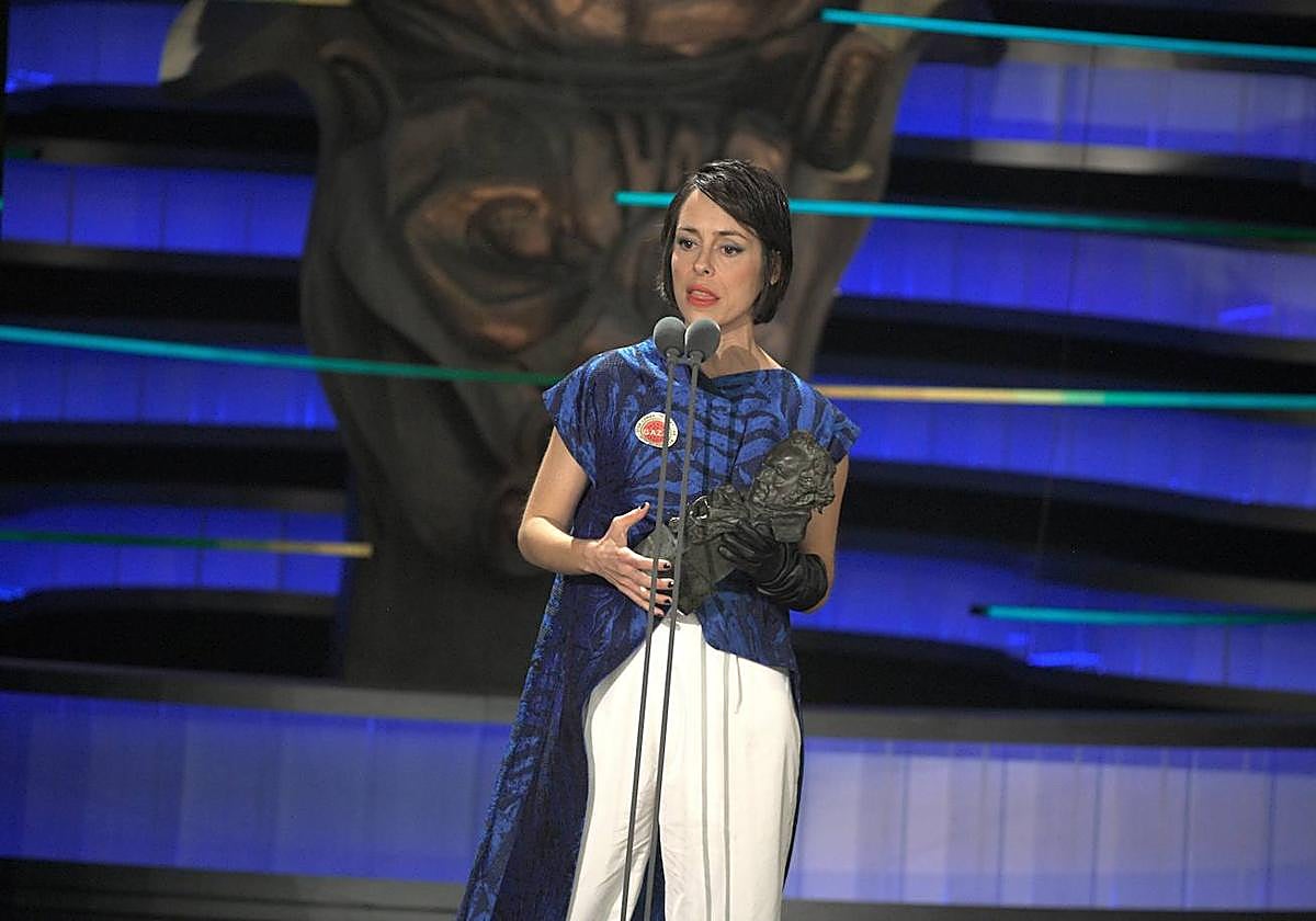 Estibaliz Urresola posa con su Goya.