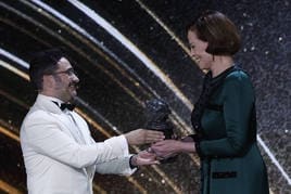 La actriz estadounidense Sigourney Weaver recibe el Goya Internacional de manos del director Juan Antonio Bayona.