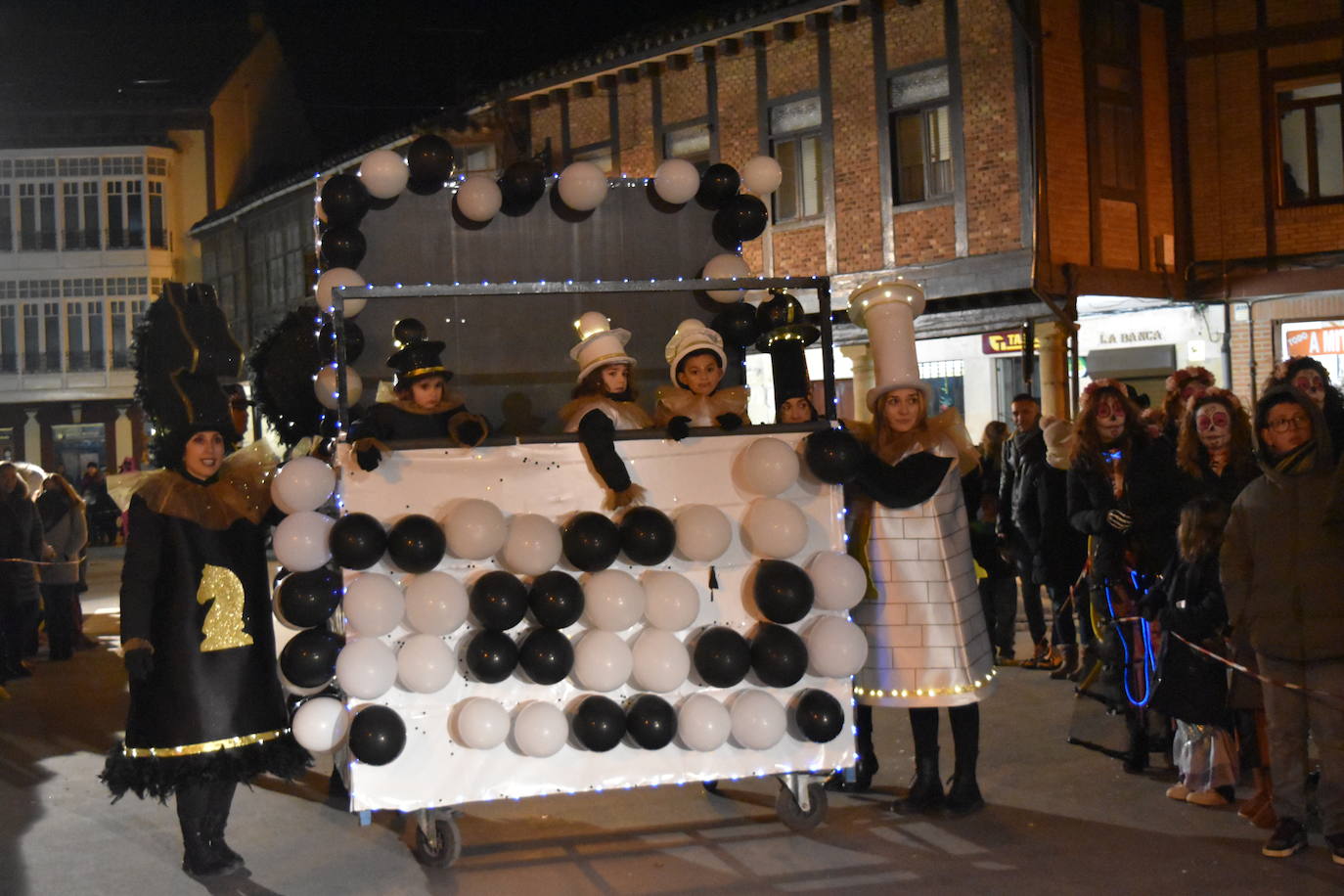 El Carnaval de la Galleta luce en el gran desfile