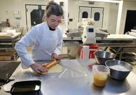 Marta Polo, en pleno proceso de elaboración de las orejuelas.