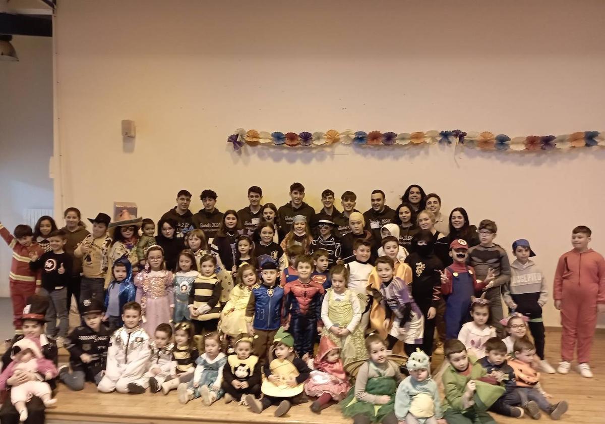 Los niños y los quintos de Torrelobatón en la gran fiesta de disfraces