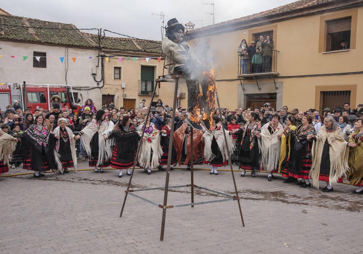 Las aguederas bailan unidas frente a la quema del pelele, en Zamarramala.