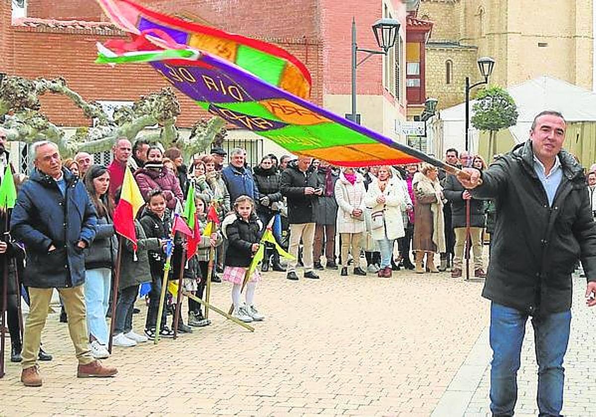 Revoleo de la bandera, en los entornos de la iglesia.