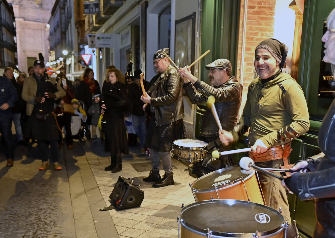 Batucadas de Carnaval en la calle Regalado y la calle Santiago.