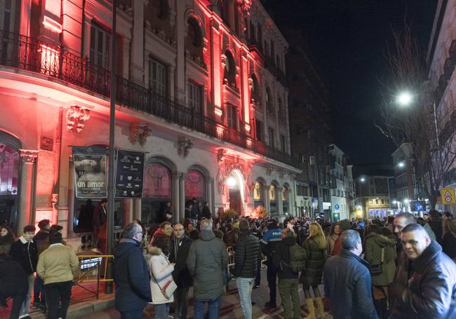 DEcenas de personas rodean los accesos del Círculo de Recreo ante la fiesta VIP del marido de Paz Vega.