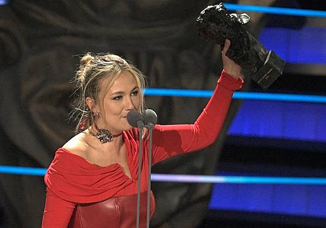 Rigoberta Bandini levanta la estatuilla de su Goya.