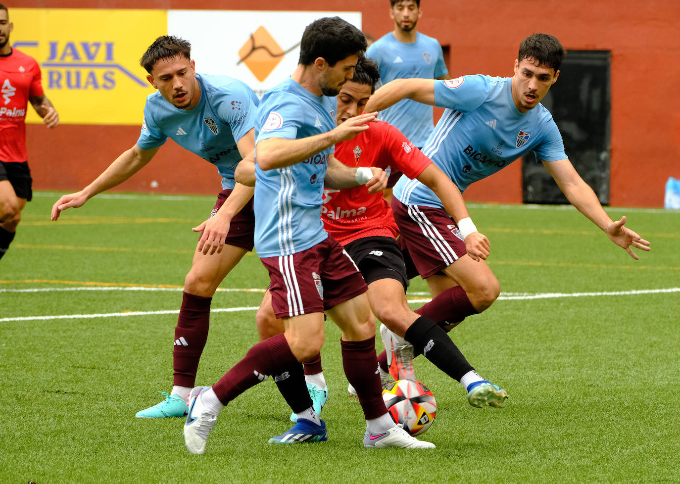 Rubén, David López y Sergi Molina rodean a un jugador del Mensajero.