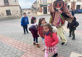 El Perrero sale cada 'Domingo Gordo' a recorrer las calles del pueblo y asustar a niños y grandes