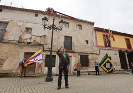 El público observa el revoleo de las banderas.