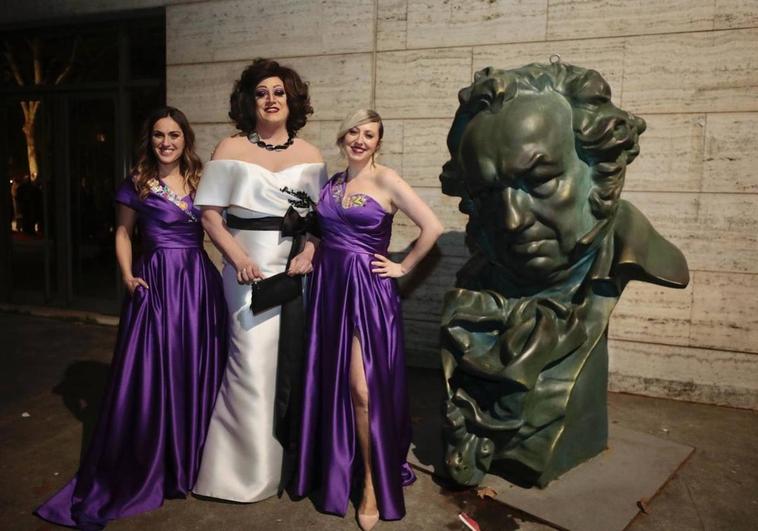 María Negro y Alba Frechilla, de Valquiria Teatro, presentadoras de la Pre-gala, y con ellas, Lady Veneno. Su vestuario era todo un homenaje a Valladolid