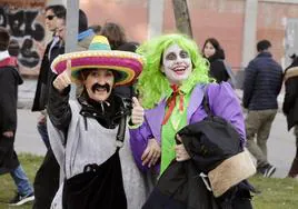 Dos personas disfrazadas durante el desfile del carnval en Villa del Prado