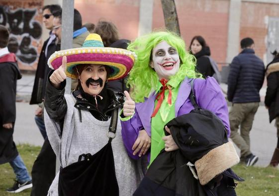 Dos personas disfrazadas durante el desfile del carnval en Villa del Prado