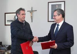 El consejero de Agricultura, Gerardo Dueñas, a la derecha, con el presidente de la comunidad de regantes, José Antonio Ibarlucea.