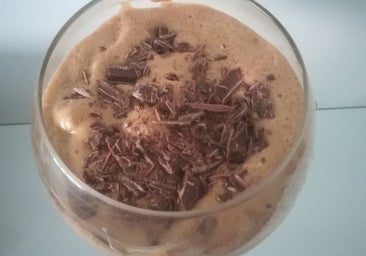 Mousse de café con virutas de chocolate