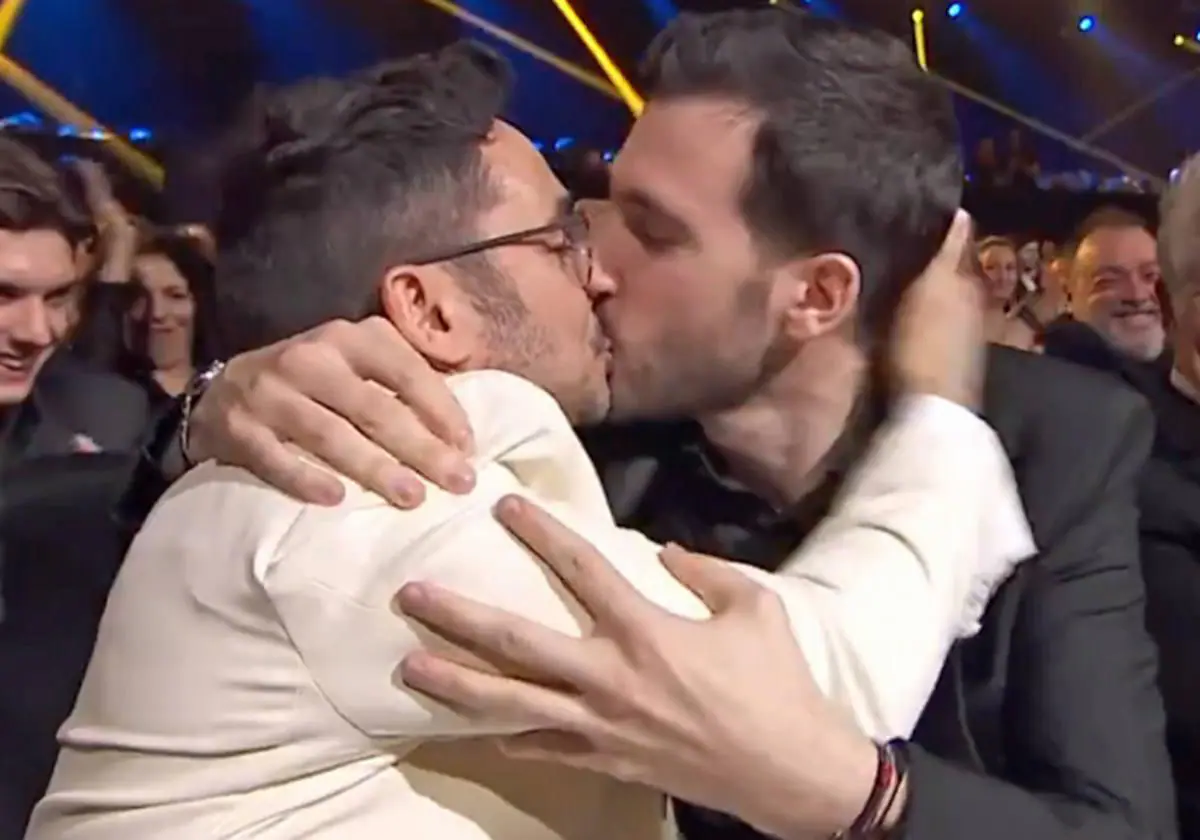 Quién es el joven con el que se dio un beso Bayona en los Premios Goya? |  El Norte de Castilla