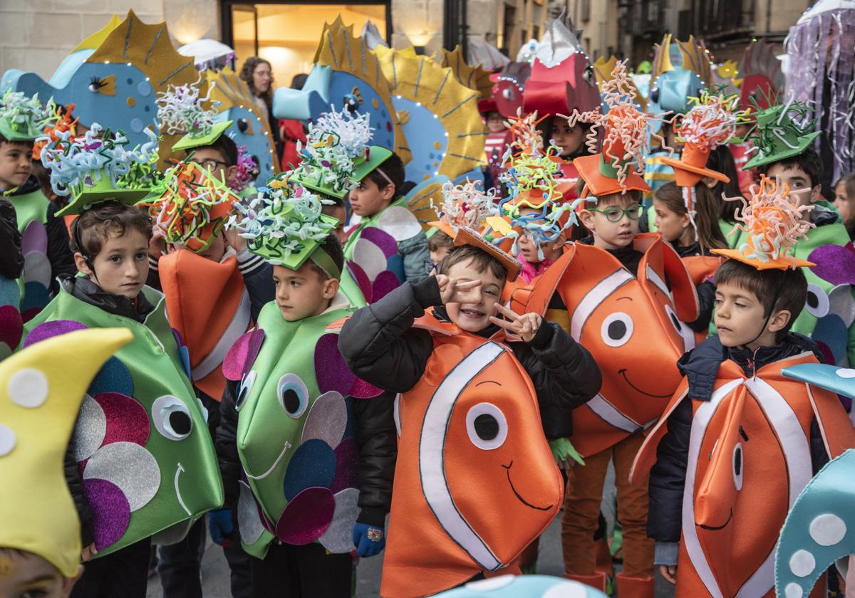 Peces, estrellas y caballitos de mar abren el desfile infantil de Carnaval celebrado este lunes en Segovia.