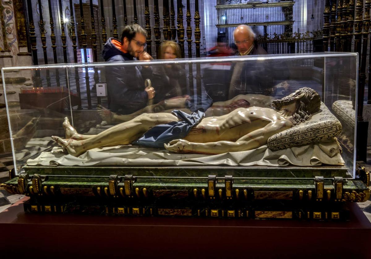 El Cristo Yacente de Gregorio Fernández es una de las obras que más devoción genera en la Semana Santa de Segovia.