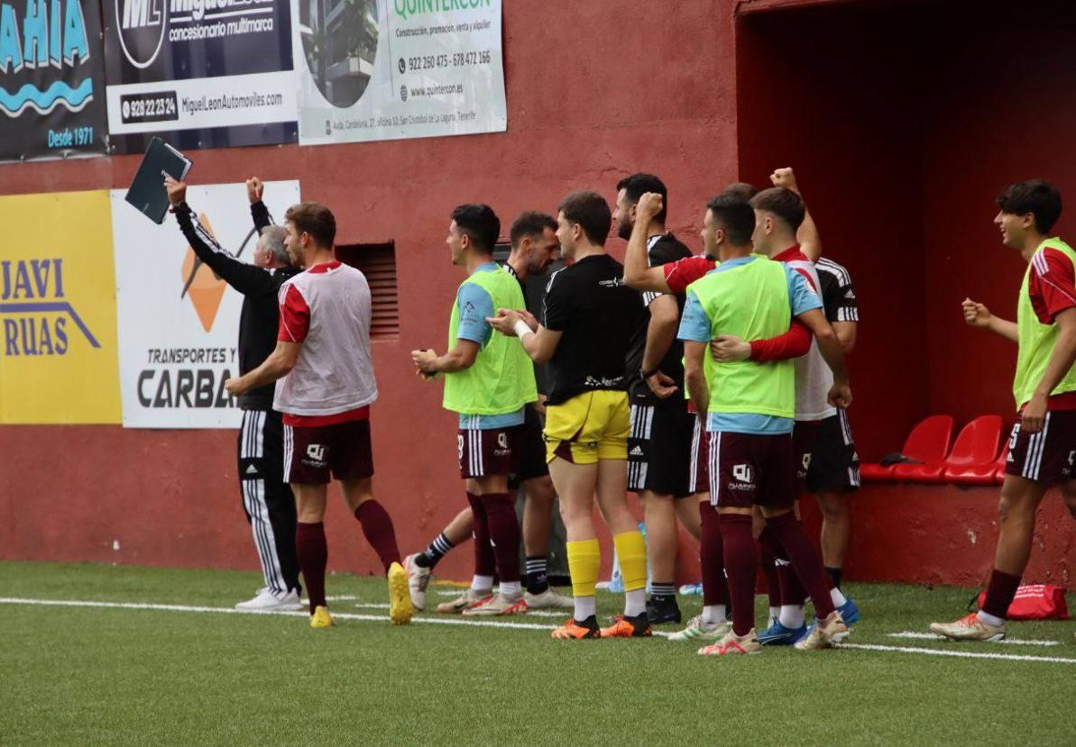 Jugadores de la Segoviana celebran el tanto de Hugo Díaz.