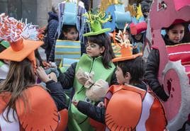 Un grupo de niños disfrazados de peces se preparan para el desfile de este lunes en el Carnaval de Segovia