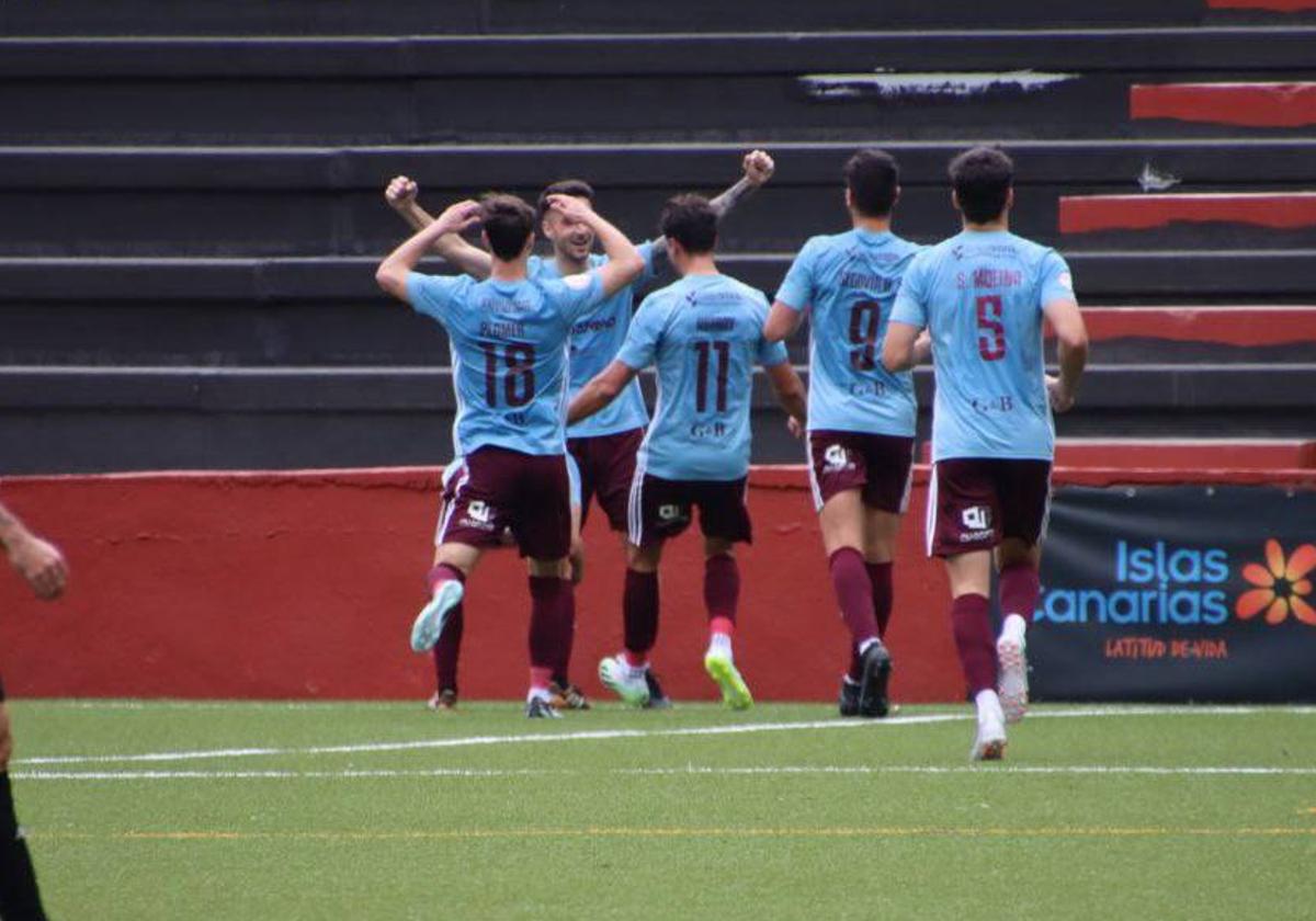 Celebración de gol de Hugo Díaz ante el Mensajero.