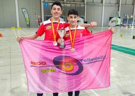 Álex bastardo y Alejandro Asenjo posan con sus medallas.