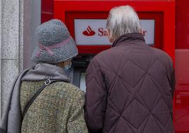 Clientes retirando efectivo de un cajero.