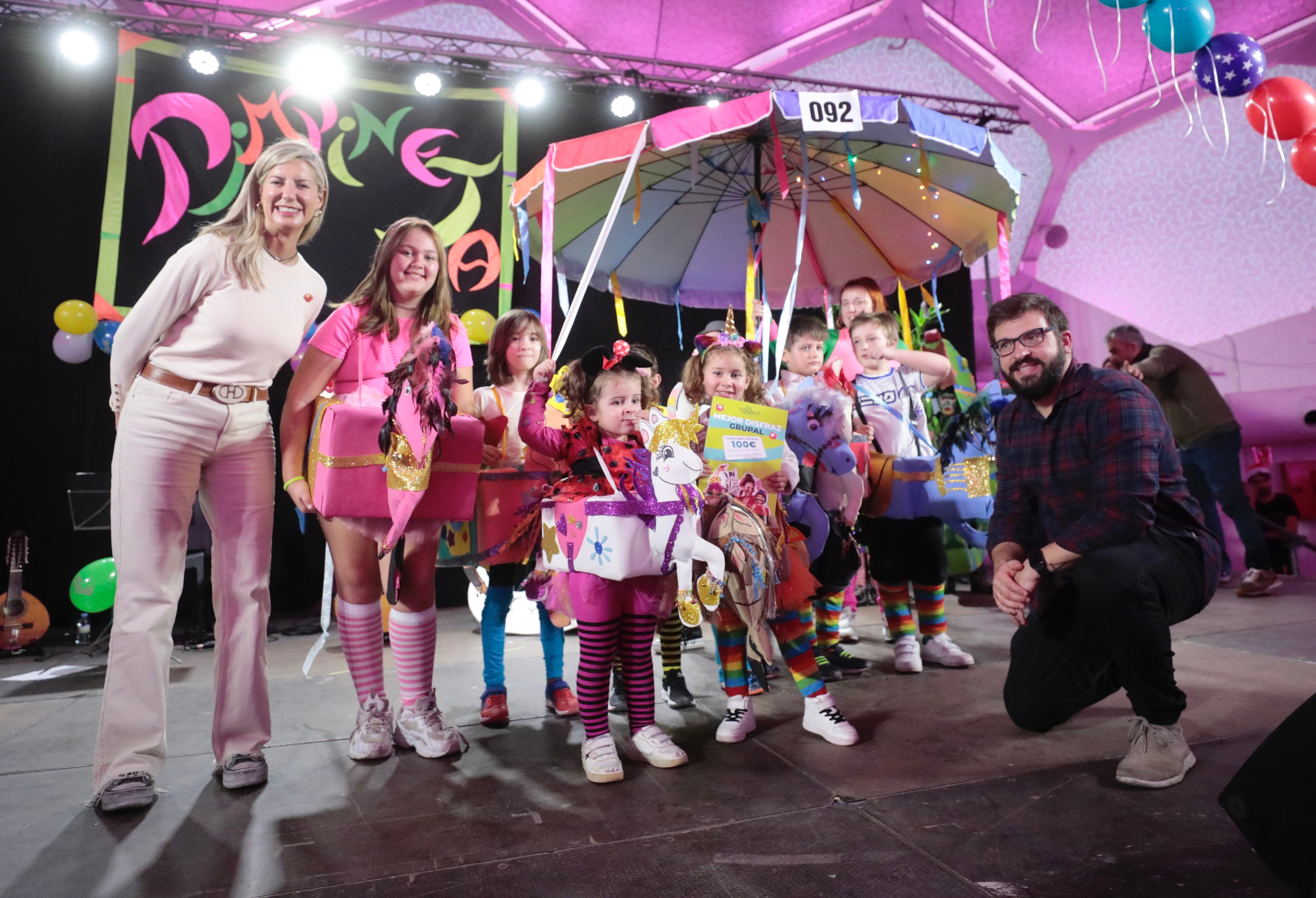 Premiados del concurso de disfraces y chocolatada celebrado en la Cúpula del Milenio.