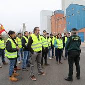 Los agricultores cortan los accesos a una de las harineras