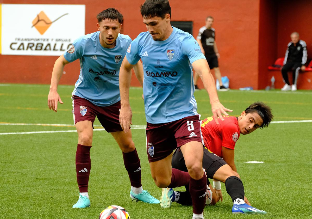 Dani Segovia conduce el balón ante un rival del Mensajero en La Palma.