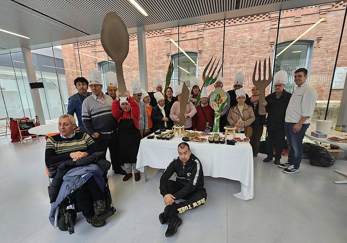 Los participantes posan con los cocineros, hoy en Lecrac.