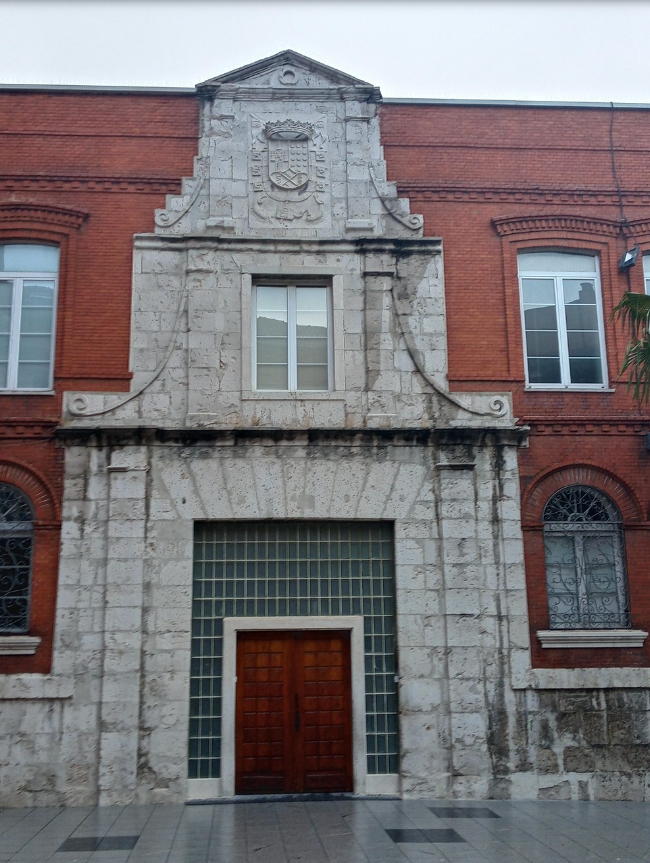 Fachada del antiguo palacio del marqués de Revilla (actual colegio de La Enseñanza).