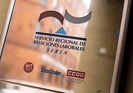 Rótulo de la sede del Serla en la calle Molinos.